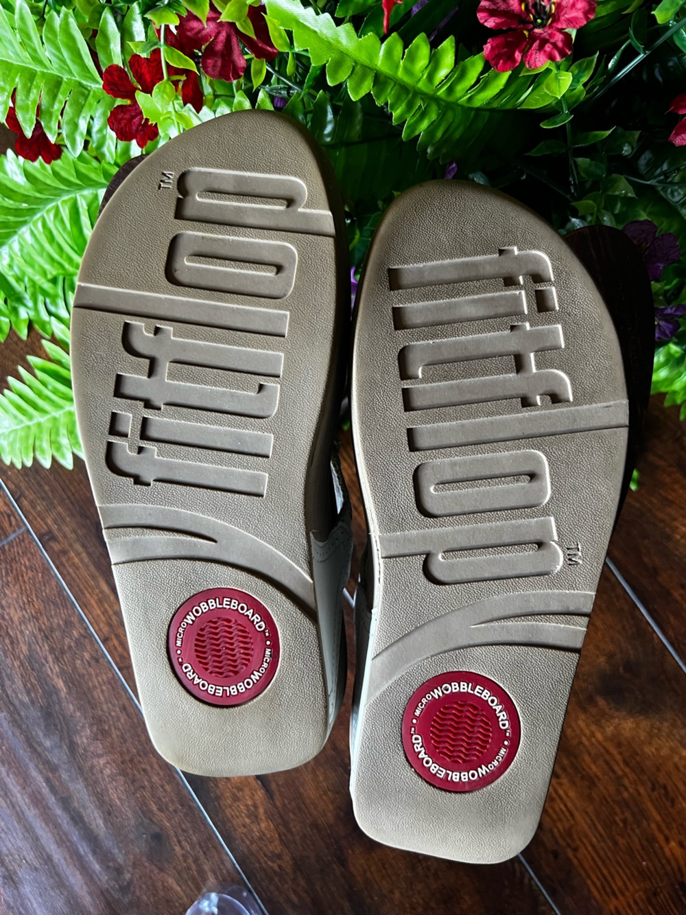 Size 6 FitFlop Women's Beige Floral Thong Sandals with Gold Accents - Picture 12 of 13